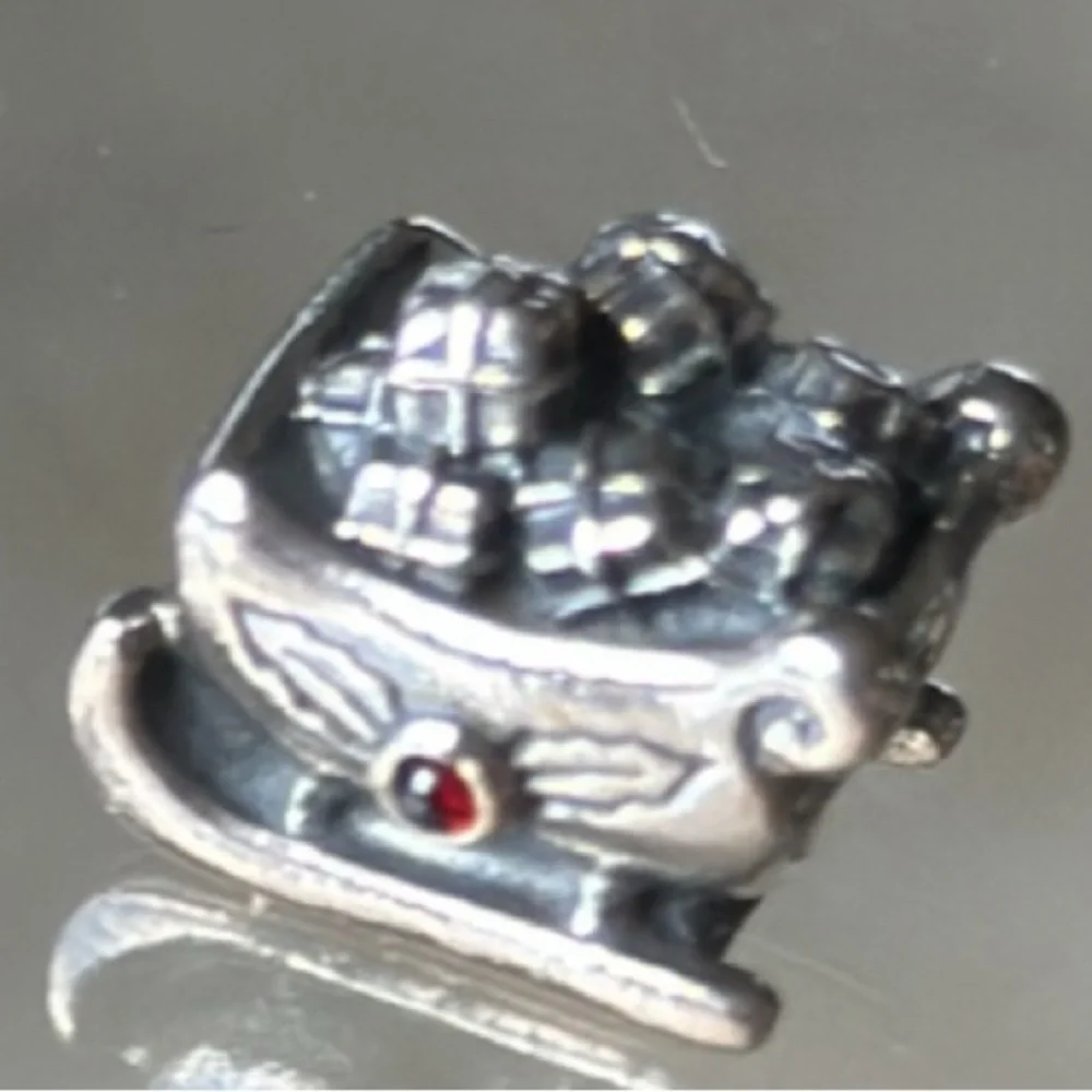 Pandora Santa Sleigh 🛷 with gifts 🎁